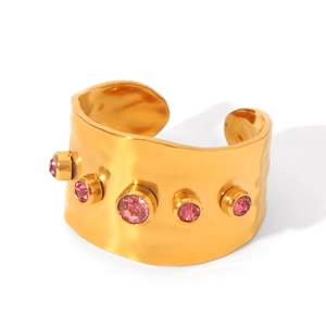Dettaglio del bracciale rigido martellato placcato oro 18K con cinque zirconi rosa