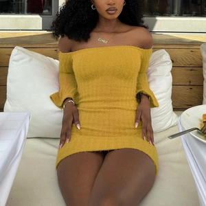 Détail de la robe tricotée jaune à épaules dénudées montrant la texture ajustée