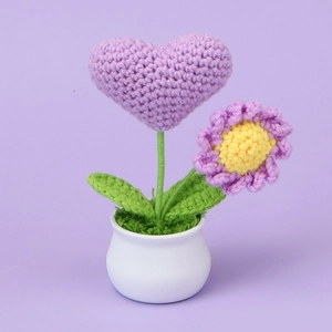 Pianta all'uncinetto fatta a mano con fiore a cuore viola e base in ceramica bianca