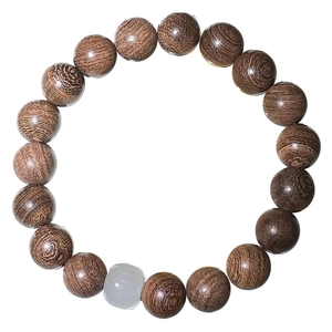 Bracelet en perles de bois de santal brun rouge avec une perle décorative blanche lucide