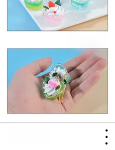 Détail d'un porte-clés sundae factice avec cœur, crème et pendentifs Love roses