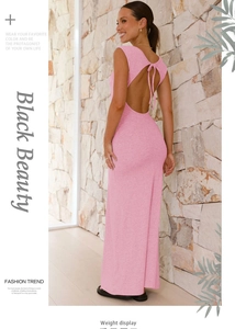 Détail d'une robe midi rose dos nu avec coupe ajustée et petit nœud délicat au dos