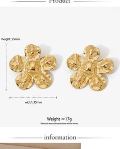 Vue détaillée des boucles d'oreilles fleurs en acier 316 doré avec dimensions précises