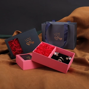 Coffret cadeau bijoux avec roses et lettrage LOVE doré avec sac cadeau gris assorti