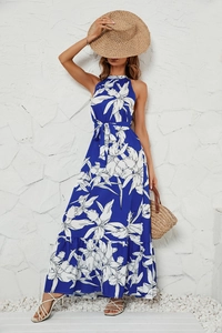 Détail de robe longue bleue à fleurs avec licou et ceinture à nouer pour l'été
