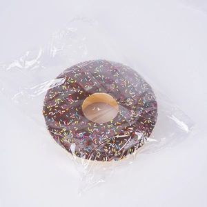 Dettaglio squishy ciambella al cioccolato da 17 cm con codette colorate in confezione