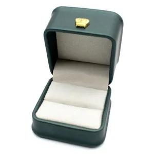 Boîte à bijoux en cuir vert foncé avec un accent couronne et un design incurvé chic