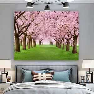 Dettaglio di un grande arazzo con paesaggio di fiori di ciliegio rosa appeso a una parete letto