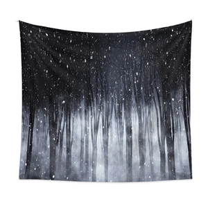 Dettaglio di arazzo bosco bohémien con alberi innevati e design notturno invernale scuro