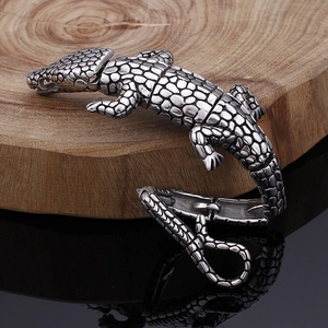 Gros plan du bracelet crocodile en acier inoxydable argenté avec écailles bioniques