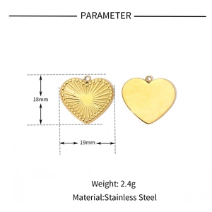 Detailed parameter display for heart wing pendant showing 18x19mm size and 2.4g weight