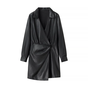 Détail du col en V plongeant et de la coupe cache-cœur sur la robe noire en similicuir