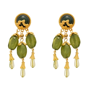 Boucles d'oreilles vintage en résine vert olive avec accents dorés style baroque