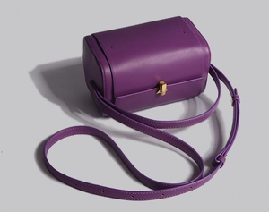 Détail macro du sac Boston violet açaï avec fermoir doré de qualité et texture cuir