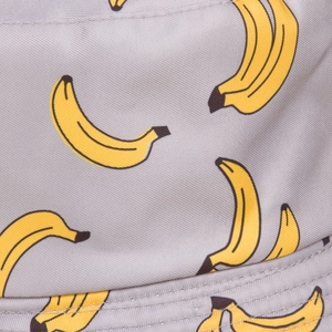 Gros plan sur un bob en coton gris avec des détails d'impression de bananes jaunes
