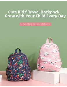 Dettaglio di zaini per bambini con stampe Marvel e graziose strisce con gatto cartone