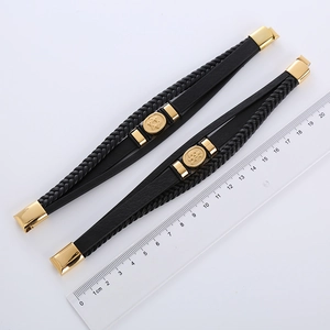 Dreilagiges schwarzes Lederarmband mit goldenen Totenkopf-Anhängern, Größenreferenz