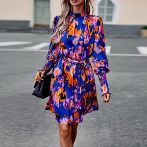 Elegante abito midi blu scuro con stampe astratte vivaci e cintura in vita annodata