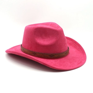 Détail du chapeau de cowboy fuchsia en suédine avec bandeau en cuir gaufré ethnique