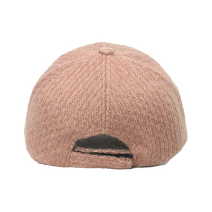 Vue arrière détaillée d'une casquette de baseball rose pelucheuse avec velcro