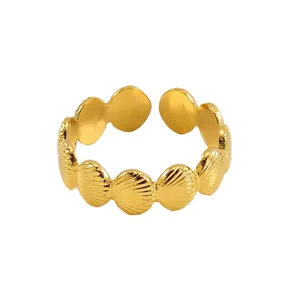 Bague ouverte en acier inoxydable plaqué or 18k avec un design continu de coquillages