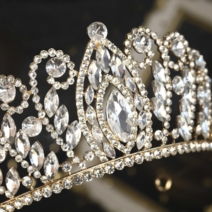 Luxe gouden bruidskroon met kristallen strassteentjes voor bruiloften en chique feestjes