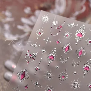 Détails macro d'autocollants pour ongles de luxe avec cœurs argentés et gemmes roses