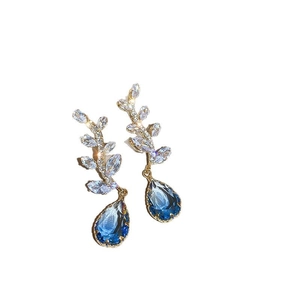 Boucles d'oreilles feuille dorée avec zircons et pendentif en cristal bleu en forme de goutte