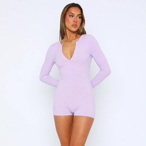 Dettaglio del body a maniche lunghe in maglia a coste color lavanda con bottoni