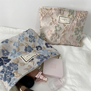 Trousse à maquillage en jacquard à fleurs avec relief et fermeture zippée élégante
