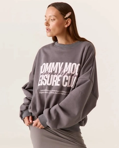 Detailansicht des Tommy Mood Leisure Club Aufdrucks auf grauem Oversize-Sweatshirt