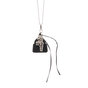 Collier pendentif bonnet noir avec strass et ruban sur chaîne à billes argentée