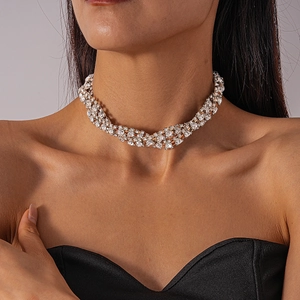 Primo piano di una collana girocollo a più file di strass argentati su modella