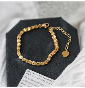 Dettaglio del bracciale a coda di fenice placcato oro 18K con ciondolo a cuore