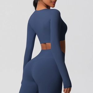 Vue latérale d'un ensemble de yoga bleu marine avec haut manches longues et legging