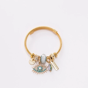 Détails du bracelet doré avec pendentifs œil bleu et plaque gravée fabriquée à la main