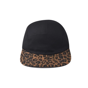 Vista frontal de una gorra de 5 paneles en algodón negro con visera plana con estampado de leopardo