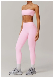 Seitenansicht des nahtlosen Sport-BHs und der hochtaillierten Yoga-Leggings in sanftem Rosa