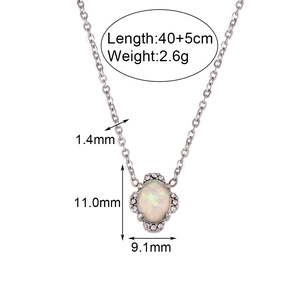 Halskette mit ovalem weißem Opal-Anhänger und Diamantumrandung an Silberkette 40+5cm