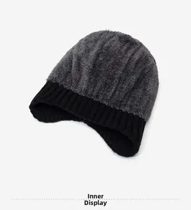 Vue détaillée de la doublure polaire épaisse et de la texture en maille grise et noire du bonnet