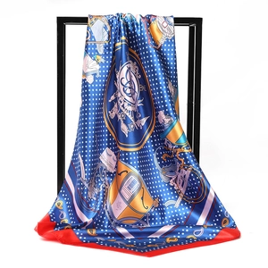 Klassisches Satin-Vierecktuch in Marineblau mit Vintage-Kutschenprint und rotem Rand