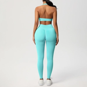 Dettaglio del set da yoga verde menta con leggings a vita alta e reggiseno sportivo aperto