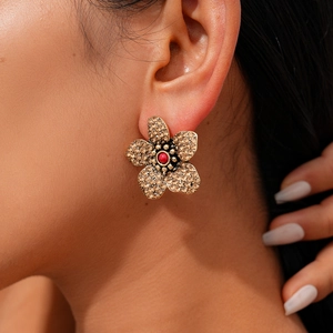 Detailansicht der Vintage-Blumenohrstecker mit braunen Strasssteinen und roter Perle