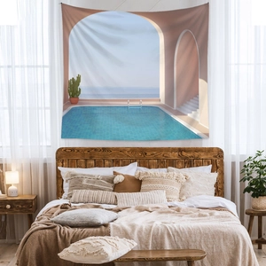 Detail eines mediterranen Wandteppichs mit Pool und Meerblick im Schlafzimmer