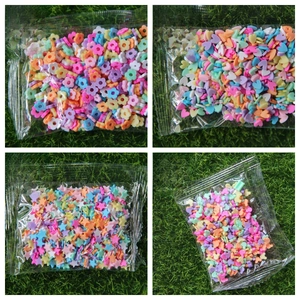 Gros plan de tranches de fimo colorées en formes de fleurs, cœurs et étoiles pour bricolage