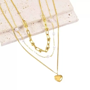 Dreilagige Titanstahl Halskette Set mit goldenem Herzanhänger und eleganten Perlen