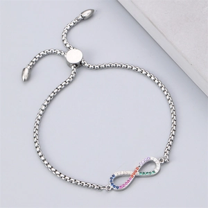 Verstellbares Infinity-Armband aus Edelstahl mit bunten Zirkoniasteinen auf grauem Grund