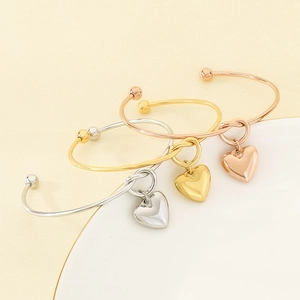 Bracelets joncs ouverts à breloques cœur en finitions or 18K, or rose et argent