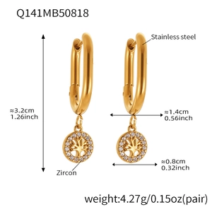Détail de boucles d'oreilles arbre de vie dorées avec zircons étincelants en acier inoxydable