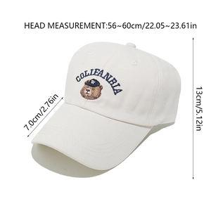 Dettaglio del cappellino da baseball bianco ricamato con misure